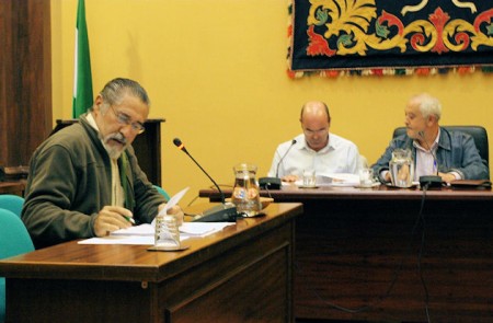 El portavoz de IU, José García Solano, en el pleno del Ayuntamiento de Ubrique del 27 de octubre de 2011.