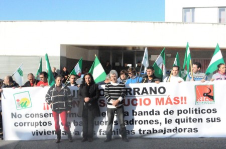 Concentración de vecinos de Puerto Serrano ante el Juzgado de Arcos en protesta por un desahaucio.