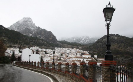 Nieve en las cumbres que rodean Grazalema, el 16 de enero de 2012.