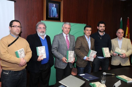 El consejero de Gobernación, el alcalde de Algodonales y cuatro de los autores del libro.