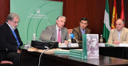 El consejero de Gobernación, durante su intervención, junto con el alcalde de Algodonales y dos de los autores.