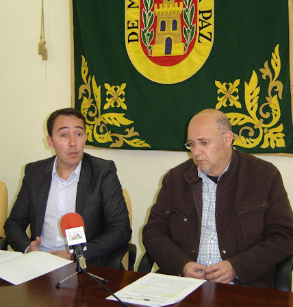 El coordinador del programa Antenas, José Manuel Cossi, y el concejal de Empleo, José Luis del Río.