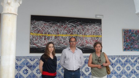 La artista, con el alcalde y la concejal de Cultura de Villamartín.