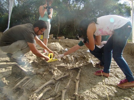 Miembros del Servicio de Investigación Criminalística de la Comandancia de la Guardia Civil de Cádiz inspeccionan una de las fosas comunes del Marrufo, en presencia del arqueólogo, Jesús Román.