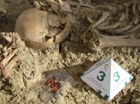 Detalle de restos humanos localizados en una de las fosas.
