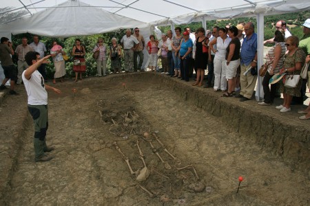 El arqueólogo Jesús Román explica a los familiares de víctimas los pormenores de la excavación arqueológica de una de las fosas comunes del Marrufo (Foto: M. Ramírez).