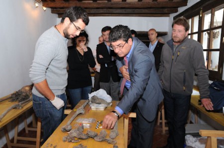 Diego Valderas, en el laboratorio de investigación de los restos humanos exhumados de las fosas comunes del Marrufo.