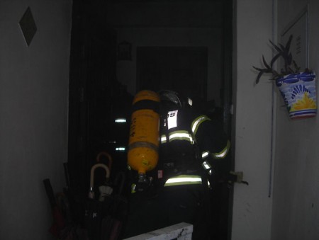 Los bomberos, en el interior de la vivienda.