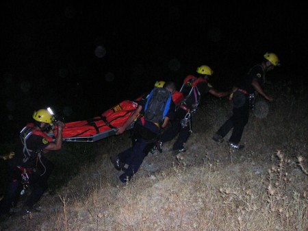 Rescate del cadáver del parapentista por los bomberos.