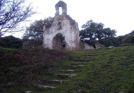 Antigua ermita del valle de la Sauceda, semiderruida.
