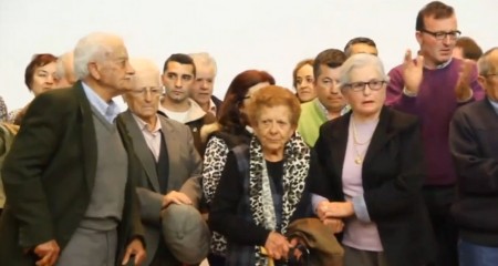 Familiares de víctimas de la represión de la Sauceda y el Marrufo, al término de la proyección del documental.