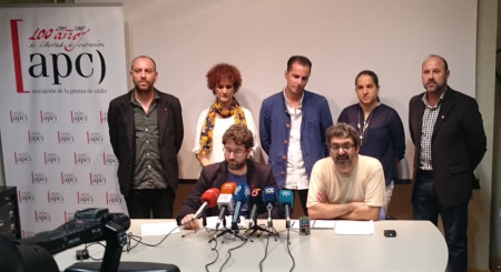 Algunos de los candidatos a las primarias de Ahora en Común de Cádiz, en la rueda de prensa celebrada en la Asociación de la Prensa el 20 de octubre de 2015.