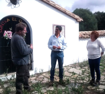 El presidente de Afresama explica al alcalde de Cortes las vicisitudes de la rehabilitación del cementerio de la Sauceda.