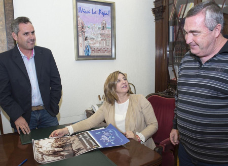 La presidenta de la Diputación de Cádiz, Irene García, muestra el almanaque al alcalde de Torre Alháquime, Pedro Barroso.