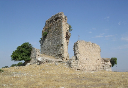 Panorámica de la fortaleza de Matrera, su Torre del Homenaje y su entorno paisajístico antes de la restauración (Foto: Alejandor Pérez Ordóñez).