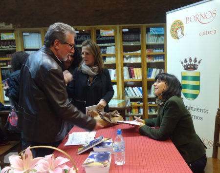 Natalia Viaga, durante la firma de ejemplares de su libro.