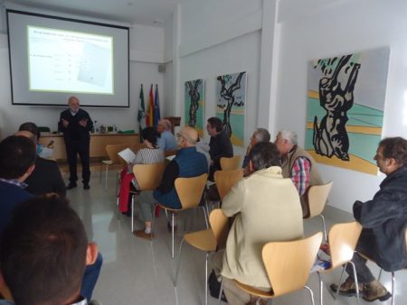 En la sala de conferencias se exhibió una selección de cuadros de Agüera sobre el olivo.