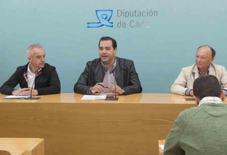 El vicepresidente de la Fundación Provincial de Cultura de Diputación, Salvador Puerto; el alcalde de Villaluenga del Rosario, Alfonso Carlos Moscoso; y el director de UNED-Cádiz, Manuel Barea.