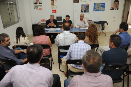 Reunión del consejero de Gobernación y el delegado del Gobierno con alcaldes socialistas de la Sierra en Algodonales.