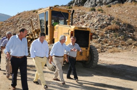 Inauguración de las obras del camino a los Llanos del Republicano en Villaluenga del Rosario.