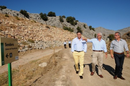 Inauguración de las obras del camino a los Llanos del Republicano en Villaluenga del Rosario.