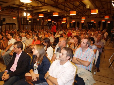 Público asistente al acto de precampaña del PSOE en Arcos.