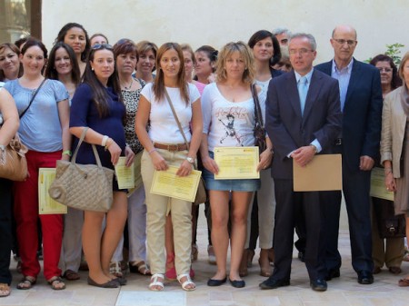 La directora general, CristinaSaucedo, el presidente de la Mancomunidad de la Sierra, AlfonsoMoscoso, el alcalde de Bornos, Juan Sevillano, y participantes en el acto.