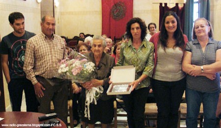 La homenajeada, con familiares y con la alcaldesa.