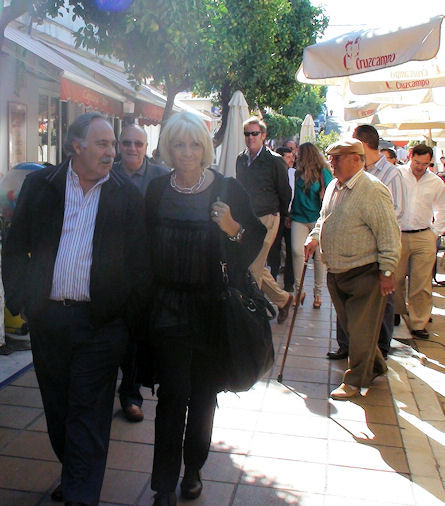 Teófila Martínez, con el alcalde de Prado del Rey.