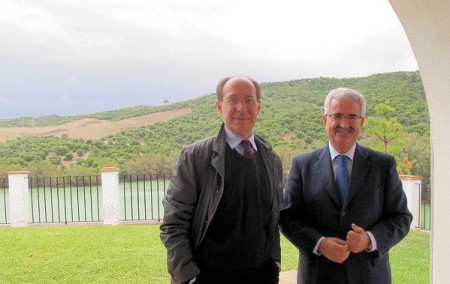 El consejero de Medio Ambiente, José Juan Díaz Trillo, con Manuel Jiménez Barrios, en Bornos.