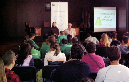 Asistentes a la jornada de autoempleo en Algodonales.