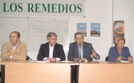 Representantes del PP, en la cooperativa Los Remedios de Olvera.