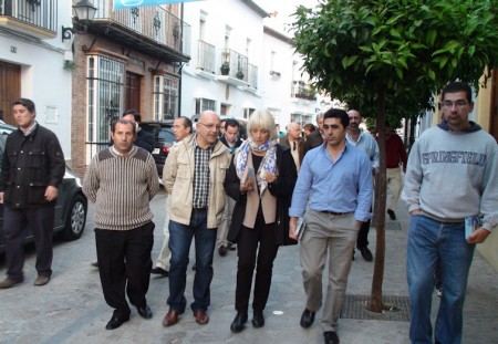 Teófila Martínez y otros miembros del PP, en Zahara de la Sierra.