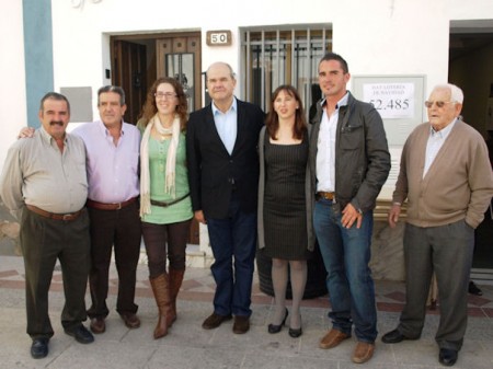 Manuel Chaves, con la alcaldesa y otros miembros del PSOE, en Algar.