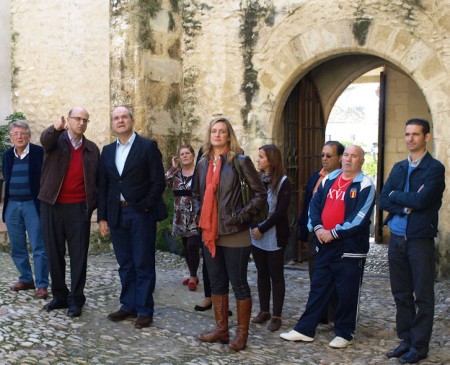 Manuel Chaves, entre Juan Sevillano e Isabel Gómez, en Bornos.