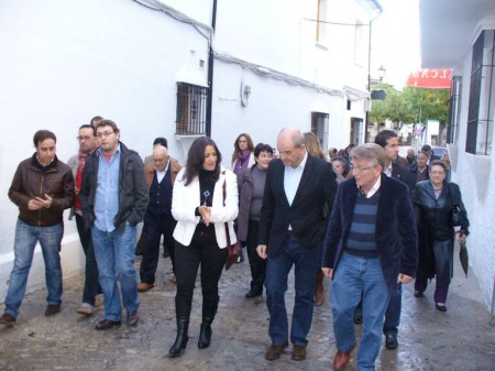 Manuel Chaves, con la alcaldesa de Grazalema, María José Lara, y otros miembros del PSOE.