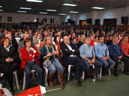 Manuel Chaves, entre Isabel Gómez y Francisco González Cabaña, en el mitin socialista de Alcalá del Valle.