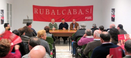 El consejero de Gobernación, Francisco Menacho; el alcalde de Zahara, Juan Nieto, y el candidato al Senado Juan Cornejo, en el acto electoral.