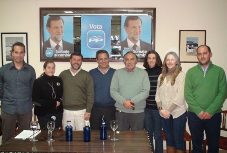 Candidatos del PP, con el alcalde de Prado del Rey.