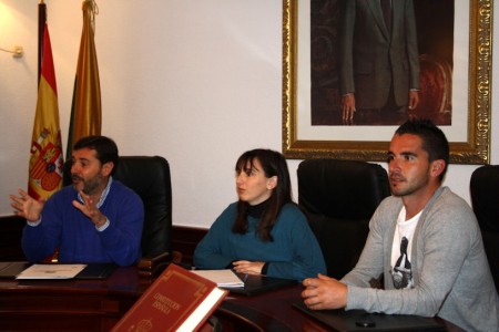 El diputado provincial de Desarrollo interviene en el pleno infantil de Algar, en presencia de la alcaldesa. El diputado provincial de Desarrollo interviene en el pleno infantil de Algar, en presencia de la alcaldesa.