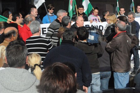 El alcalde de Puerto Serrano, Pedro Ruiz, explica los motivos de la protesta.