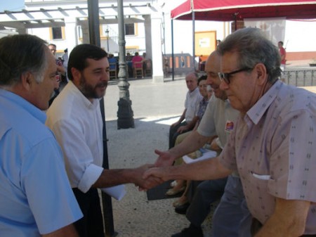 El diputado provincial Alfonso Candón y el alcalde de Prado del Rey, en el Día del Mayor.