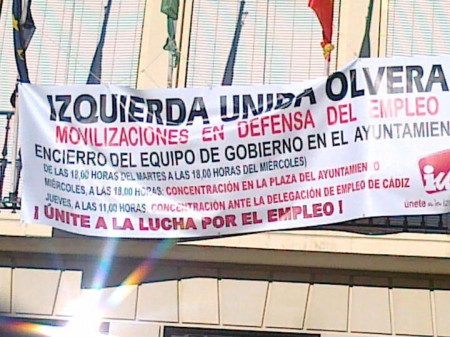 Pancarta de IU en el Ayuntamiento de Olvera.