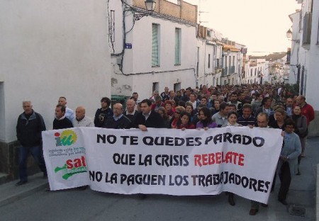 La manifestación, abierta con una pancarta firmada por el SAT e IU.