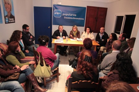 Reunión de dirigentes del PP con trabajadores de la Villa Turística de Grazalema.