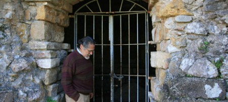 El portavoz de IU, José García Solano, ante el santuario-columbario de Ocuri.