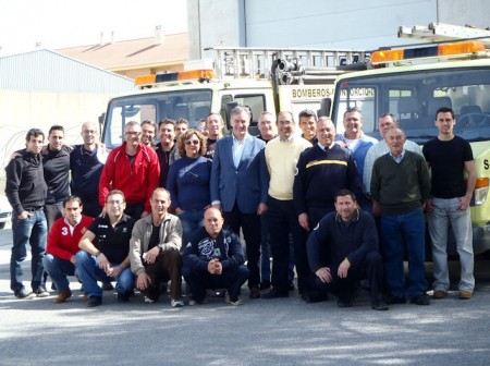 El presidente del Consorcio de Bomberos y el alcalde, con los bomberos del parque de Villamartín.