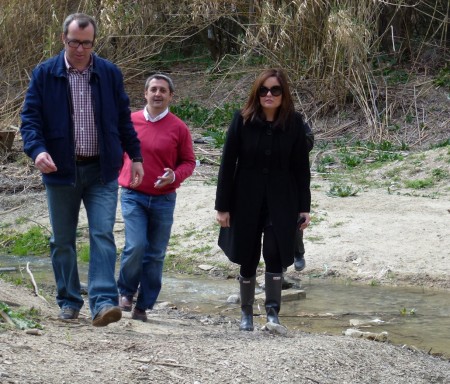 La delegada provincial de Medio Ambiente, en su visita al río.