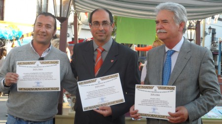 Diplomas entregados por la asociación benéfica.