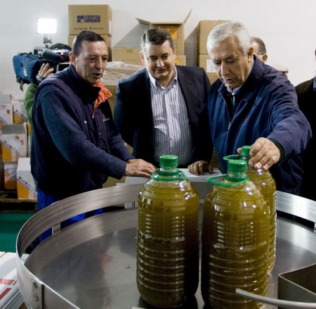 Javier Arenas y Antonio Sanz, en una cooperativa olivarera de Olvera.